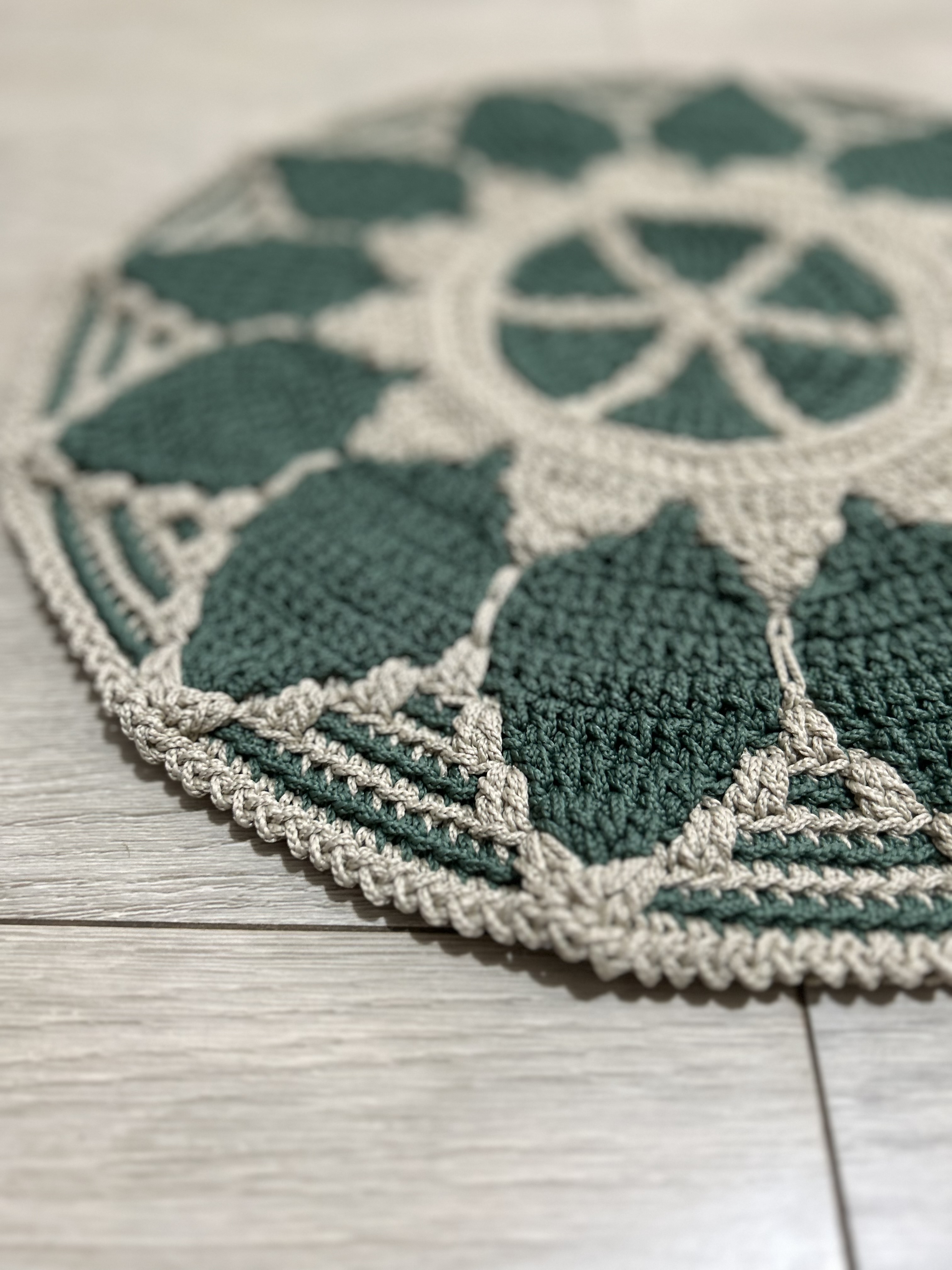 Sousplat Elysium em destaque, com desenho circular em Mosaico Crochet