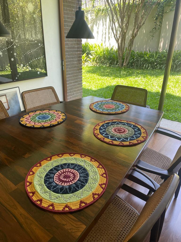 Sousplat Cusco em Mosaico Crochet compondo uma mesa de jantar