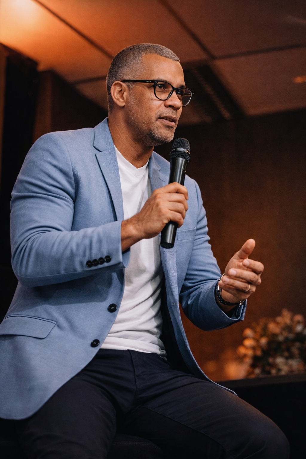 João Alvarenga falando em evento
