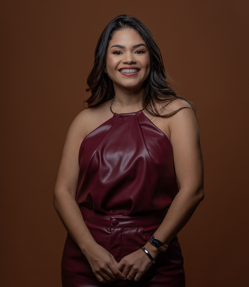 Nayara Kamel convidando você a começar o curso de Construção Financiada