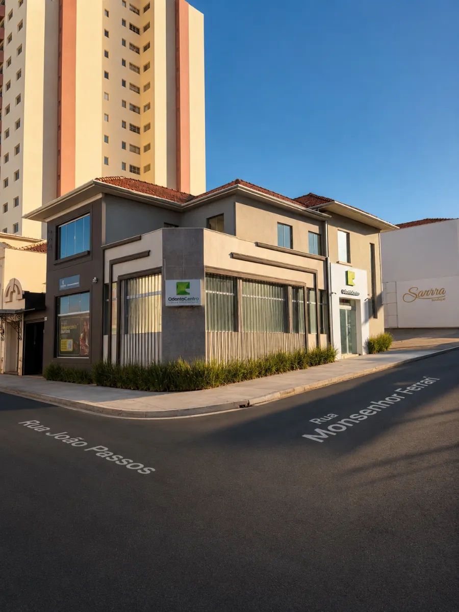 Equipe de dentistas da OdontoCentro atendendo paciente em Botucatu