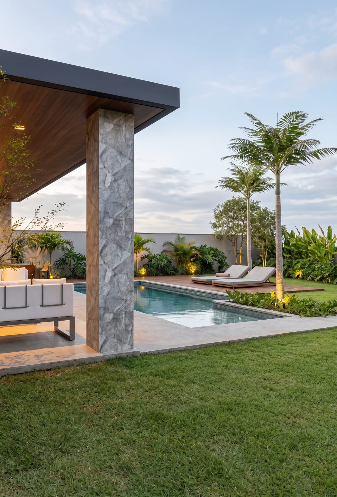 Área de lazer com piscina, pergolado e paisagismo