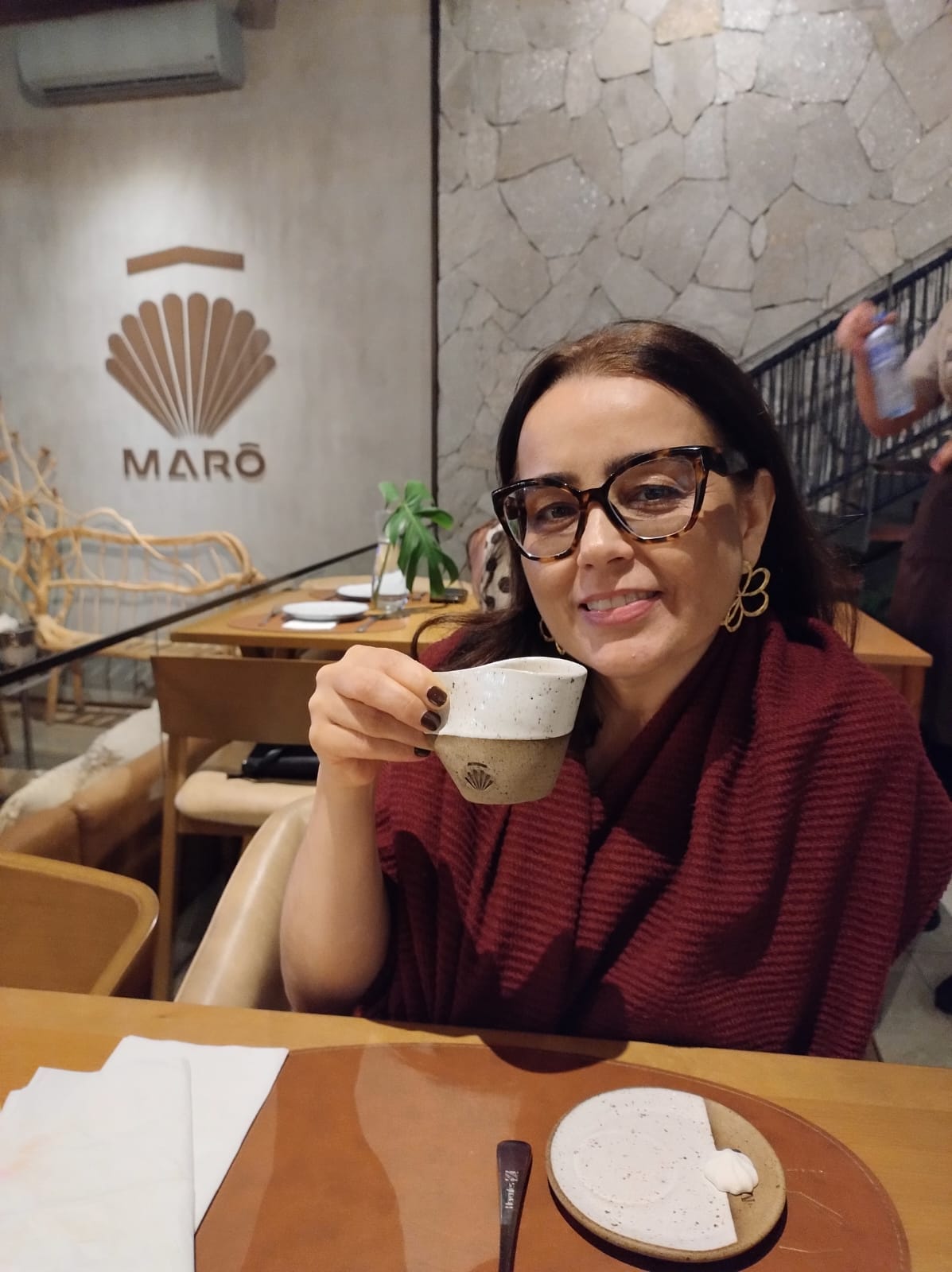 Profe Alê Lopes em um café